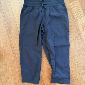 lululemon athletica woman’s Black cropped Joggers size 4